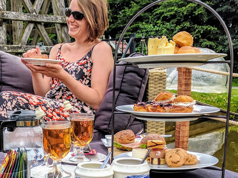 High Tea & Boating in Giethoorn