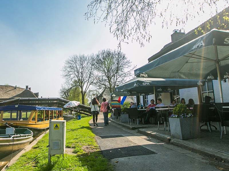 Sailing through Giethoorn