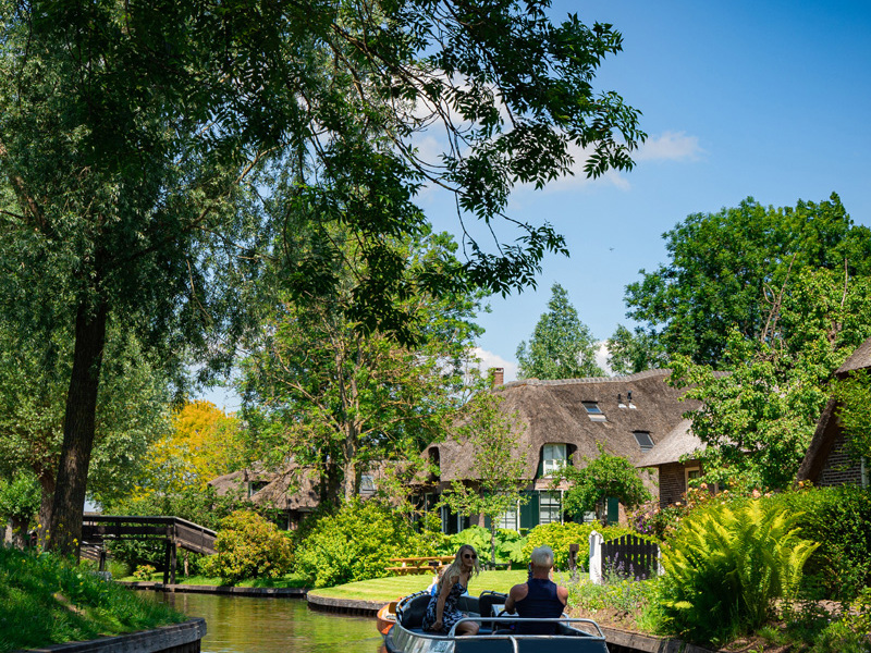 Escape by boat Giethoorn