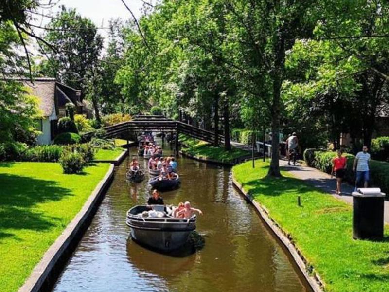 Round Giethoorn Boat & bicycle