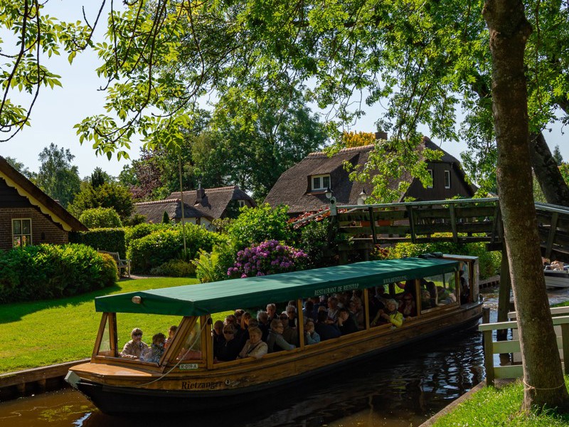 Giethoorn: Highlights Canal Cruise & Sightseeing Village