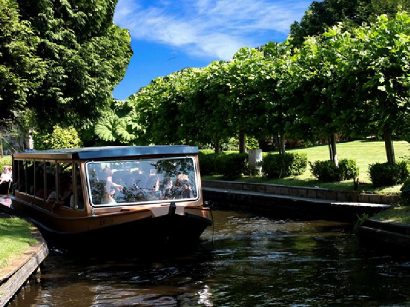 Canal Cruise Giethoorn & Lake