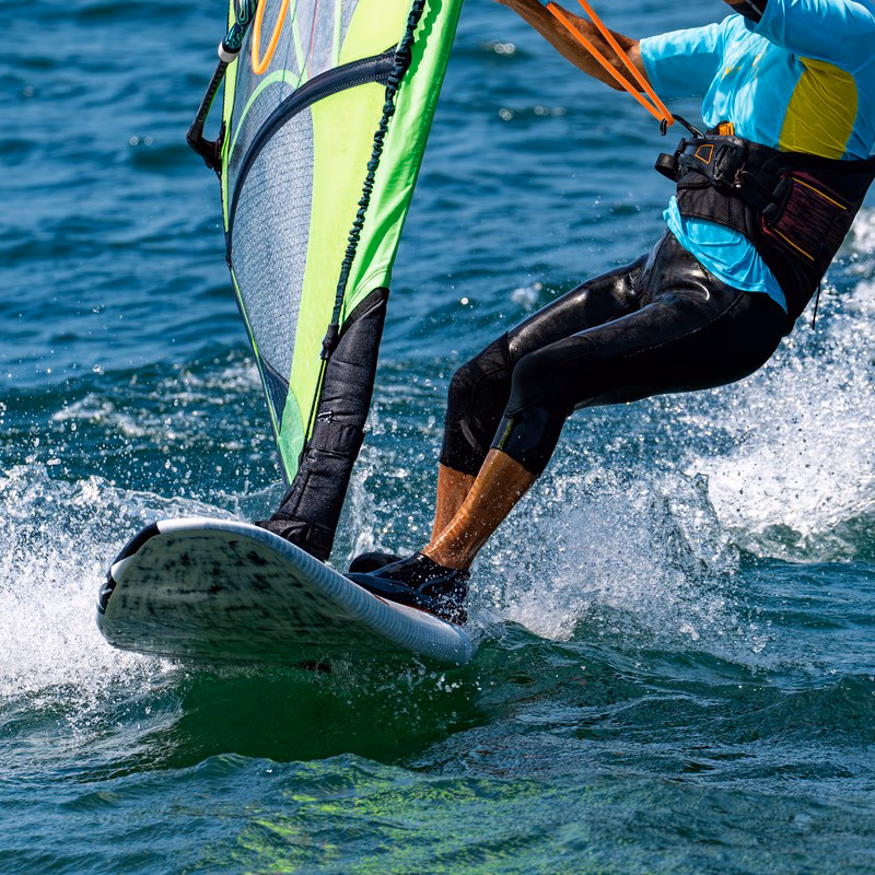 Surfbrett mit Segel